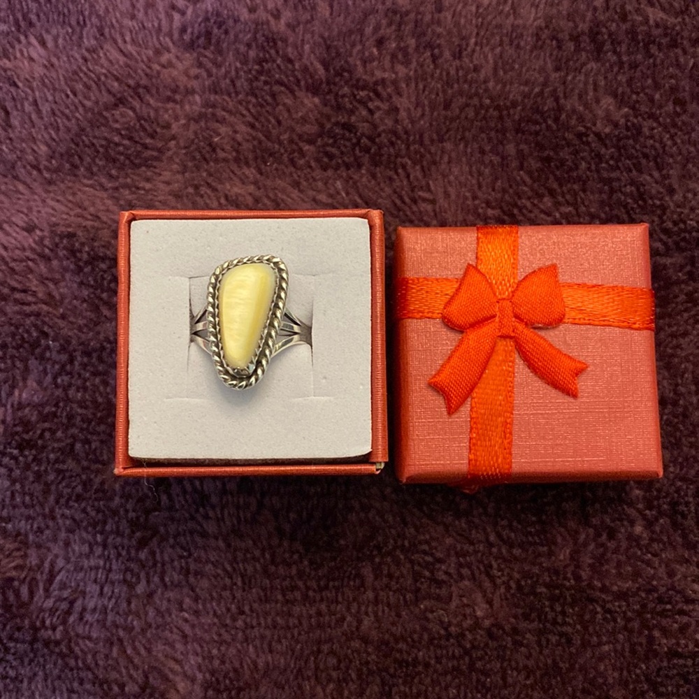 Sterling Silver Yellow Aventurine Stone Ring
Size: 6.25